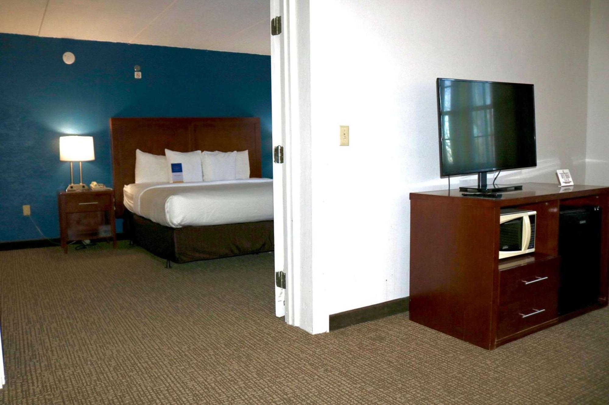 Comfort Suites Near Casinos Norwich Exterior photo
